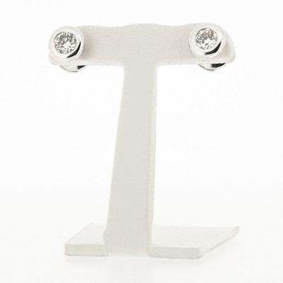 Solitaires d'oreilles sertis clos en or 18 carats