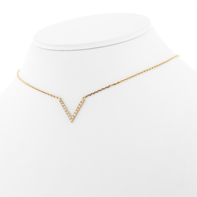 Collier pendentif motif V pavé de diamants sertis mini-griffes en or 18 carats