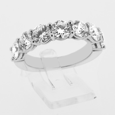 Alliance or et diamants Caroline. Demi-tour diamants sertis sur griffes en or 18 carats