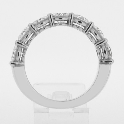 Alliance or et diamants Caroline. Demi-tour diamants sertis sur griffes en or 18 carats