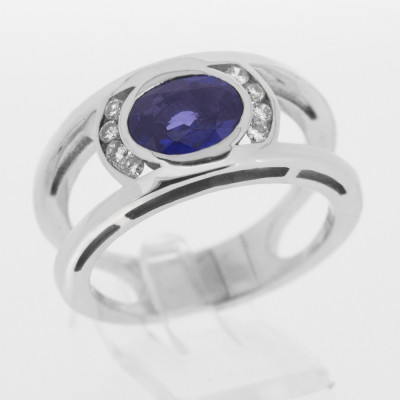 Bague or, saphir et diamants Anatolie. Monture contemporaine avec 1 saphir ovale de 1,54 ct et 8 diamants - or 18 carats