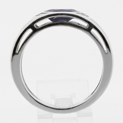 Bague or, saphir et diamants Anatolie. Monture contemporaine avec 1 saphir ovale de 1,54 ct et 8 diamants - or 18 carats