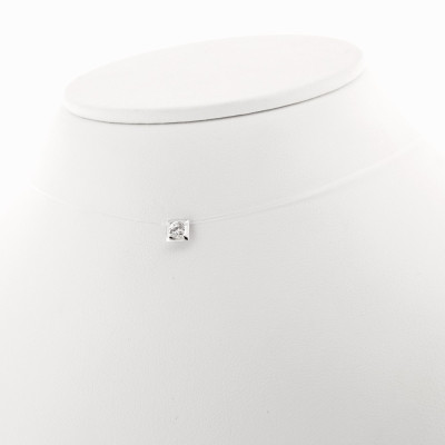 Pendentif en or 18 carats diamant serti clos motif carré sur câble transparent  