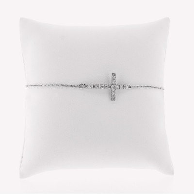 Bracelet motif croix pavée de diamants sertis mini-griffes en or 18 carats