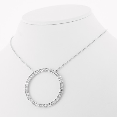 Collier accompagné d'un motif rond ajouré pavé de diamants sertis grains en or 18 carats