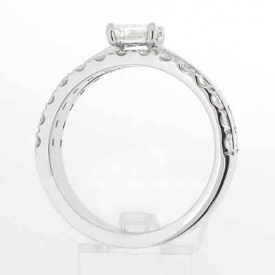 Bague moderne 3 anneaux dont 2 pavés avec diamant de centre de taille baguette sertis grifefs en or 18 carats 