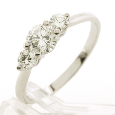 Bague or et diamants Marianne. Trilogie avec diamant central de 0,50ct et 2 diamants pour 0,25ct - or 18 carats