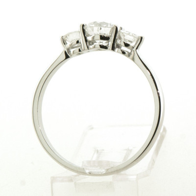 Bague or et diamants Marianne. Trilogie avec diamant central de 0,50ct et 2 diamants pour 0,25ct - or 18 carats