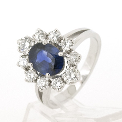 Bague or, diamants et saphir Eva. Marguerite allongée avec un saphir central et entourage diamants - or 18 carats