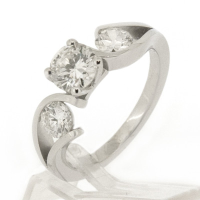 Bague or et diamants Julia. Trilogie avec un diamant central de 0,81 ct - or 18 carats