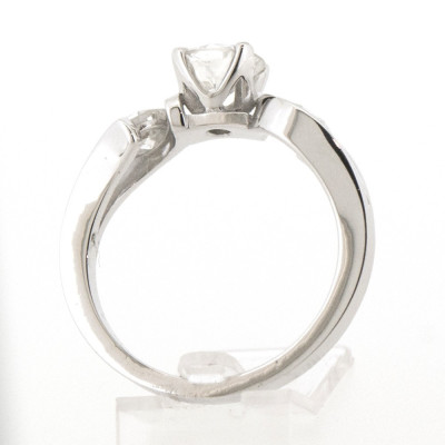 Bague or et diamants Julia. Trilogie avec un diamant central de 0,81 ct - or 18 carats