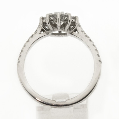 Bague or et diamants Bloom. Modèle marguerite , diamant central de 0,41 ct - or 18 carats