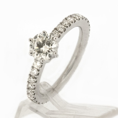 Solitaire or et diamants Annie. Diamant sur 6 griffes et corps entièrement serti de diamants - or 18 carats.