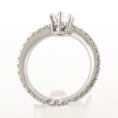 Solitaire or et diamants Annie. Diamant sur 6 griffes et corps entièrement serti de diamants - or 18 carats.