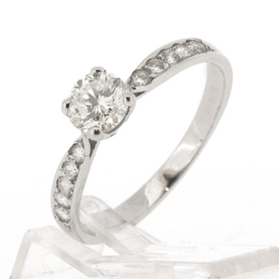 Solitaire or et diamants Lauren. Diamant de 0,60 ct avec pavage sur les côtés - or 18 carats.