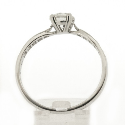 Solitaire or et diamants Lauren. Diamant de 0,60 ct avec pavage sur les côtés - or 18 carats.