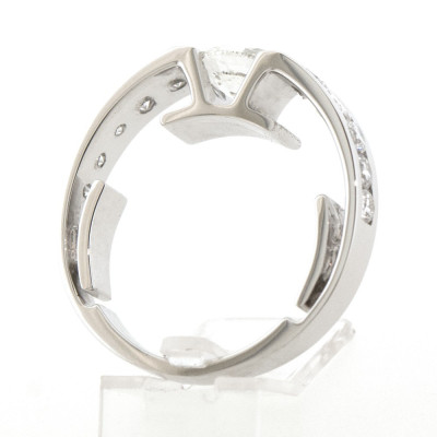 Bague or et diamants Romy. Ultra moderne avec sa monture originale et son diamant ovale - or 18 carats