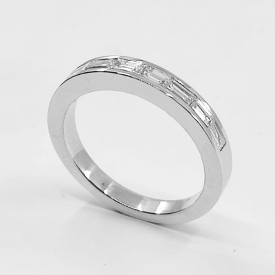 Alliance demi tour en or et diamants baguettes.