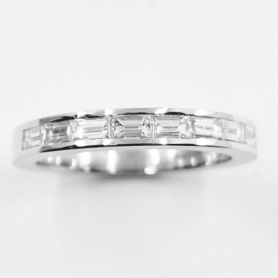 Alliance demi tour en or et diamants baguettes.