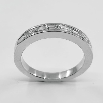 Alliance demi tour en or et diamants baguettes.