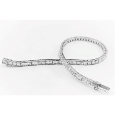 Bracelet rivière en or gris 18 carats et diamants baguettes.