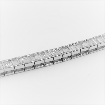 Bracelet rivière en or gris 18 carats et diamants baguettes.