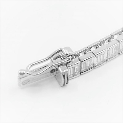 Bracelet rivière en or gris 18 carats et diamants baguettes.