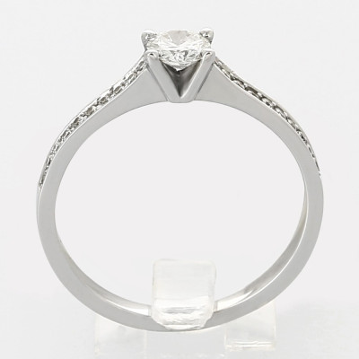 Solitaire pavé de diamants serti grains avec centre rond sur griffes en or 18 carats 