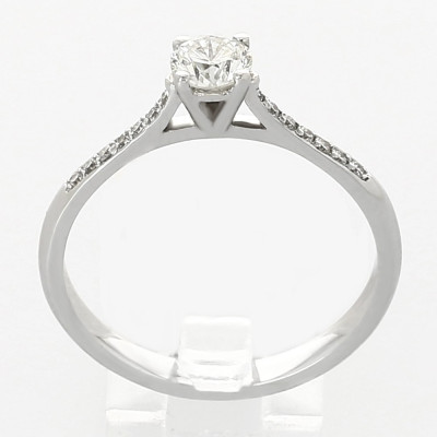 Solitaire avec centre rond pavé de diamants sertis grains en or 18 carats