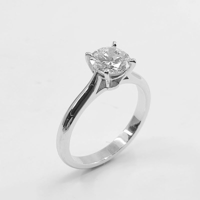 Solitaire or et diamant Duchesse 1ct. Diamant rond (brillant) de 1 carat serti sur chaton 4 griffes - or 18 carats