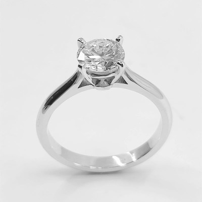 Solitaire or et diamant Duchesse 0,70 ct. Diamant rond (brillant) de 1 carat serti sur chaton 4 griffes - or 18 carats
