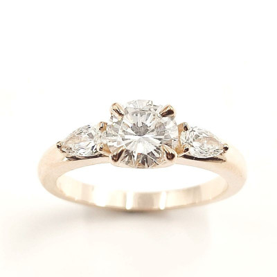 Bague or et diamants Belle d'Amour. diamant central de 0,73 ct - or 18 carats