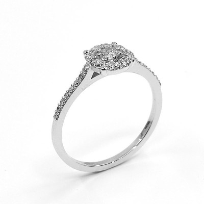 Solitaire illusion Domina. modèle réhaussé avec un diamant central de 0,10 ct - or 18 carats.