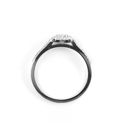 Solitaire illusion Domina. modèle réhaussé avec un diamant central de 0,10 ct - or 18 carats.