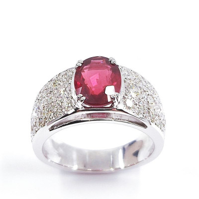 Bague rubis et diamants Volcan. Modèle large et bombé pavé de diamants avec un rubis ovale de 1,81 ct - or 18 carats
