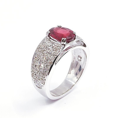 Bague rubis et diamants Volcan. Modèle large et bombé pavé de diamants avec un rubis ovale de 1,81 ct - or 18 carats