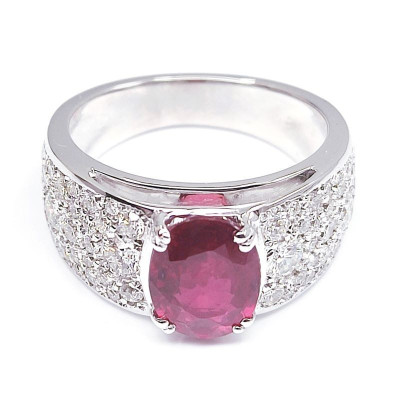Bague rubis et diamants Volcan. Modèle large et bombé pavé de diamants avec un rubis ovale de 1,81 ct - or 18 carats