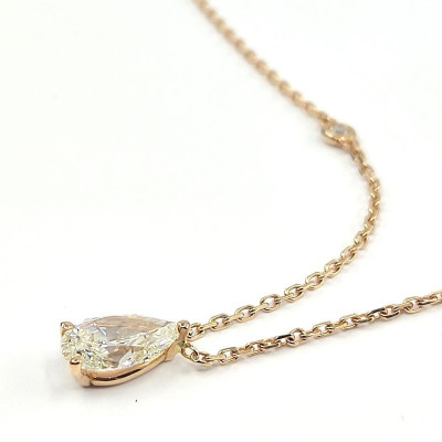 Collier diamant forme poire de 1,07 ct avec 4 diamants en serti clos sur la chaine - or 18 carats