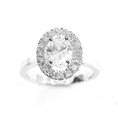 Solitaire or et diamants Ninon. Modèle à entourage avec un diamant ovale - or 18 carats