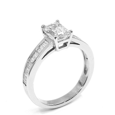 Solitaire or et diamants Eloise. Diamant central taille émeraude de 1,20 ct, accompagné de diamants baguette - or 18 carats