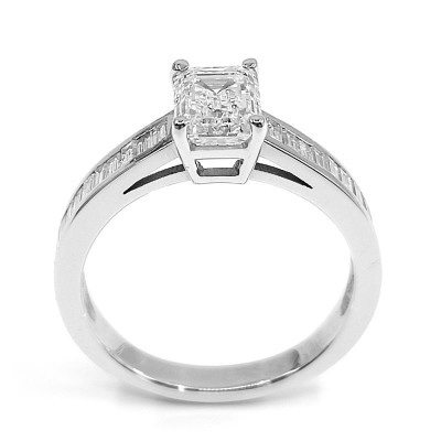 Solitaire or et diamants Eloise. Diamant central taille émeraude de 1,20 ct, accompagné de diamants baguette - or 18 carats