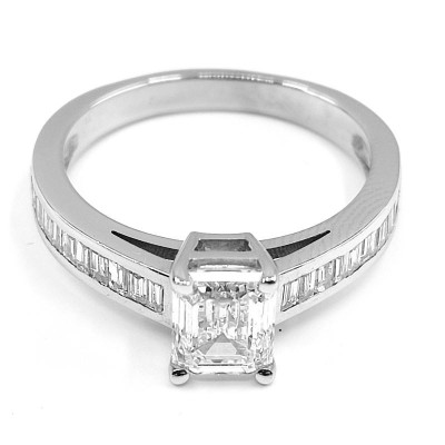 Solitaire or et diamants Eloise. Diamant central taille émeraude de 1,20 ct, accompagné de diamants baguette - or 18 carats