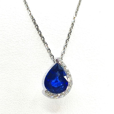 Collier saphir et diamants. Un saphir poire de 1,97 ct - or 18 carats