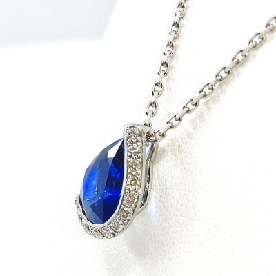Collier saphir et diamants. Un saphir poire de 1,97 ct - or 18 carats