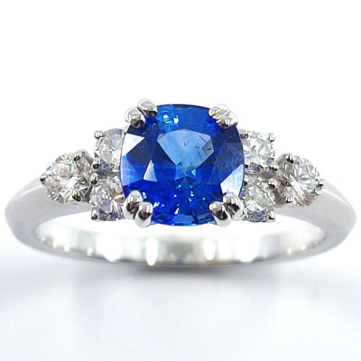Bague saphir et diamants Ondine. Un saphir taille coussin de 1,38 ct - or 18 carats