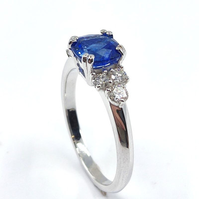 Bague saphir et diamants Ondine. Un saphir taille coussin de 1,38 ct - or 18 carats