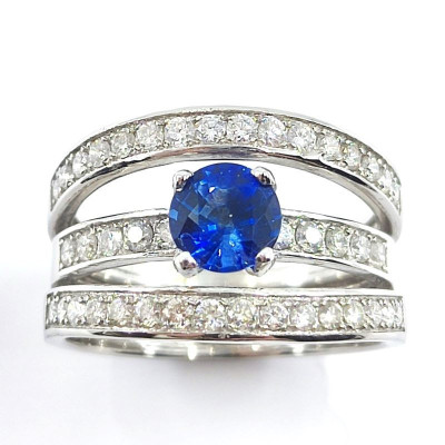 Bague saphir et diamants Claudia. Triple corps pavé de diamants et saphir rond central de 0,84 ct - or 18 carats