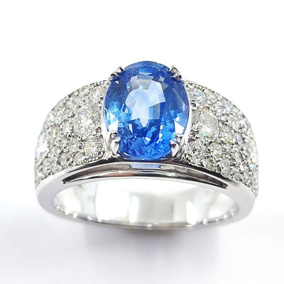 Bague saphir et diamants Azurée. Jonc large pavé de diamants et orné d'un saphir central de 2,56 ct - or 18 carats