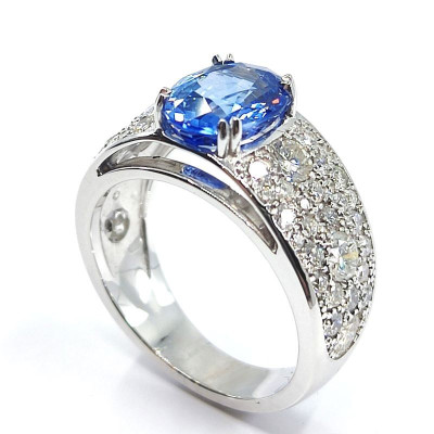 Bague saphir et diamants Azurée. Jonc large pavé de diamants et orné d'un saphir central de 2,56 ct - or 18 carats