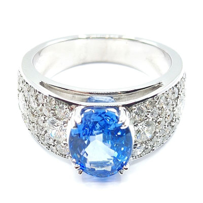 Bague saphir et diamants Azurée. Jonc large pavé de diamants et orné d'un saphir central de 2,56 ct - or 18 carats